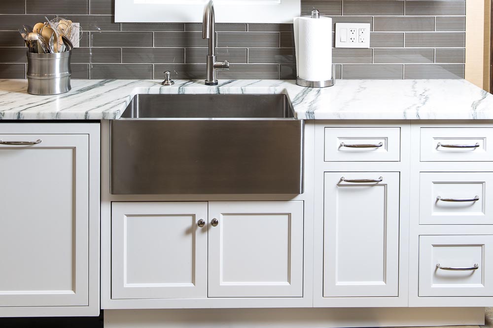 Read more about the article Kitchen Cabinets: Reface or Replace? And Which Costs Less?